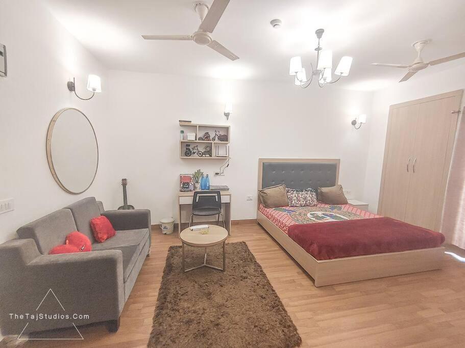Top Luxury & Couple Friendly Stay Gp By Taj Suites & Studios #New Year Party & Stay 노이다 외부 사진