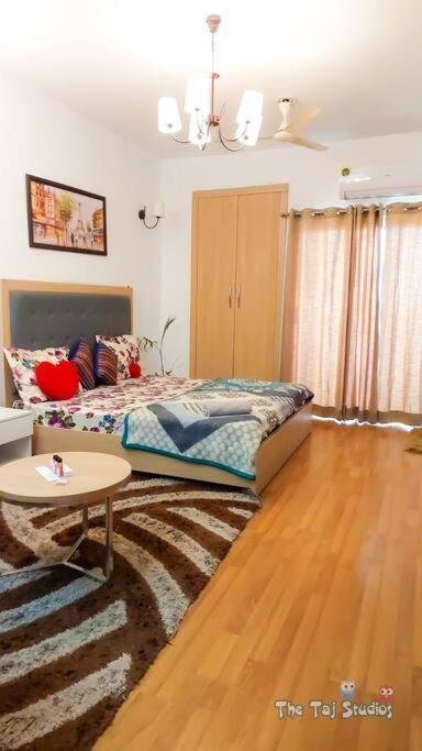 Top Luxury & Couple Friendly Stay Gp By Taj Suites & Studios #New Year Party & Stay 노이다 외부 사진