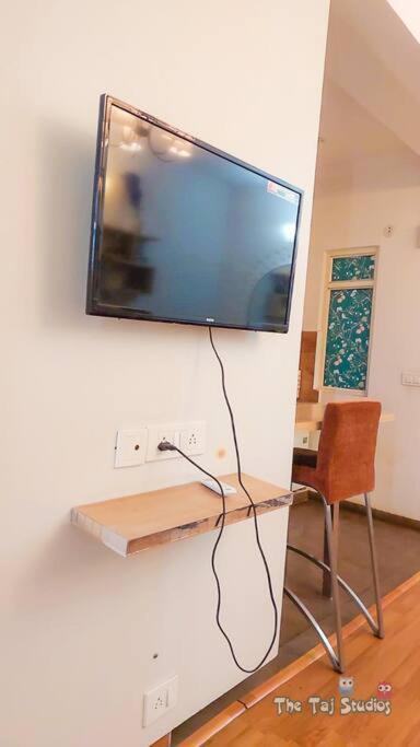 Top Luxury & Couple Friendly Stay Gp By Taj Suites & Studios #New Year Party & Stay 노이다 외부 사진