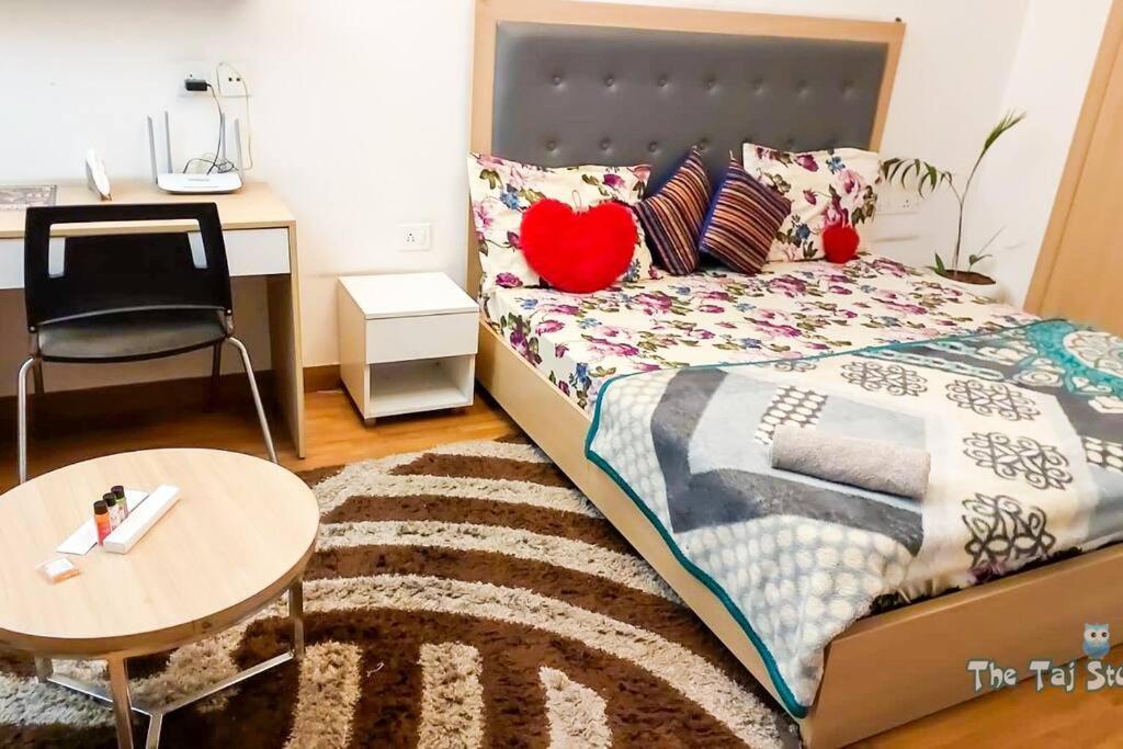 Top Luxury & Couple Friendly Stay Gp By Taj Suites & Studios #New Year Party & Stay 노이다 외부 사진
