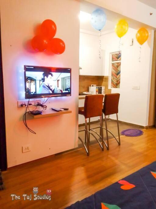 Top Luxury & Couple Friendly Stay Gp By Taj Suites & Studios #New Year Party & Stay 노이다 외부 사진