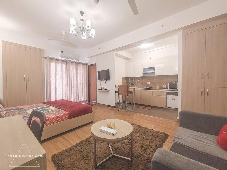 Top Luxury & Couple Friendly Stay Gp By Taj Suites & Studios #New Year Party & Stay 노이다 외부 사진