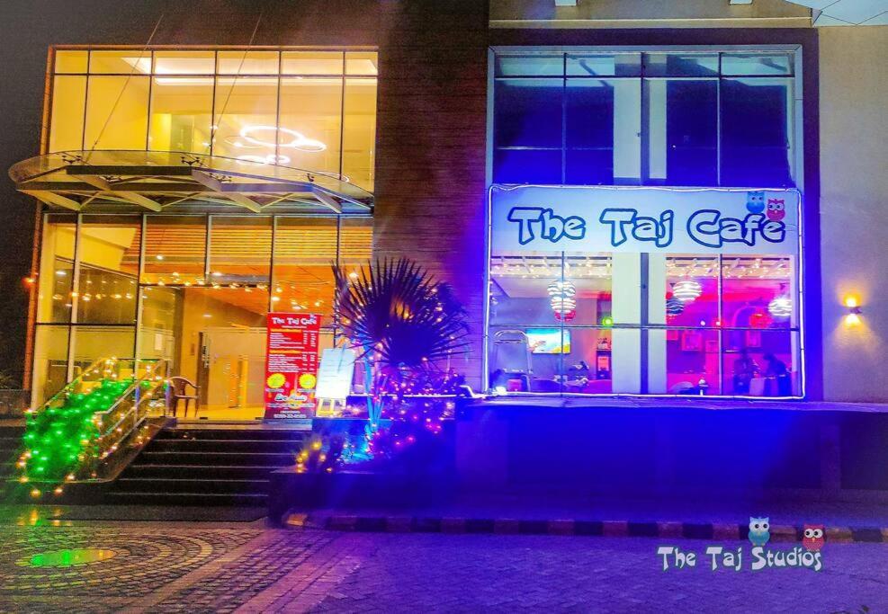 Top Luxury & Couple Friendly Stay Gp By Taj Suites & Studios #New Year Party & Stay 노이다 외부 사진