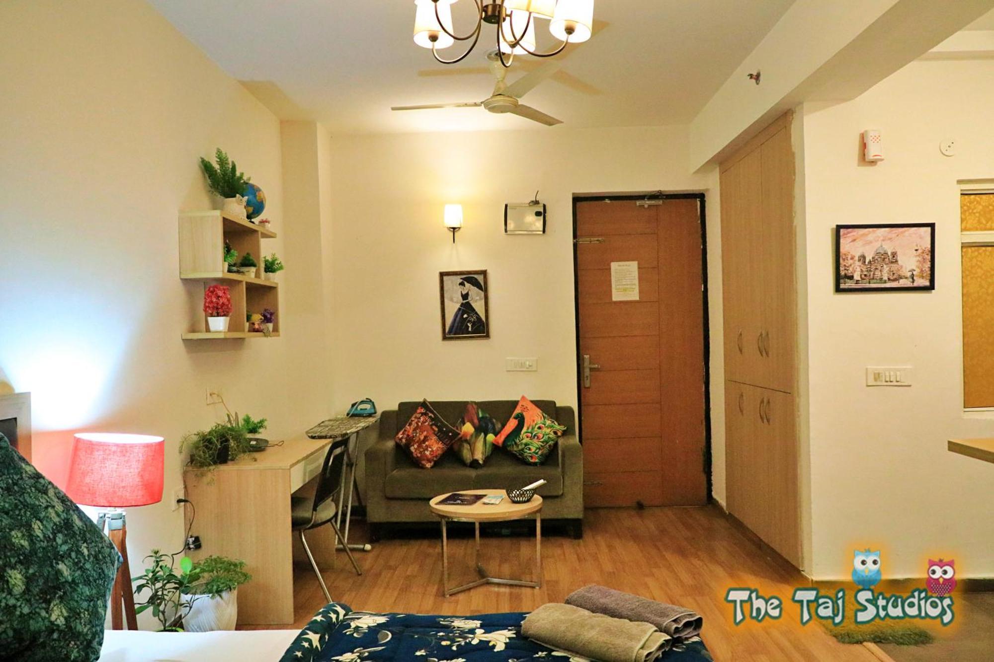 Top Luxury & Couple Friendly Stay Gp By Taj Suites & Studios #New Year Party & Stay 노이다 외부 사진